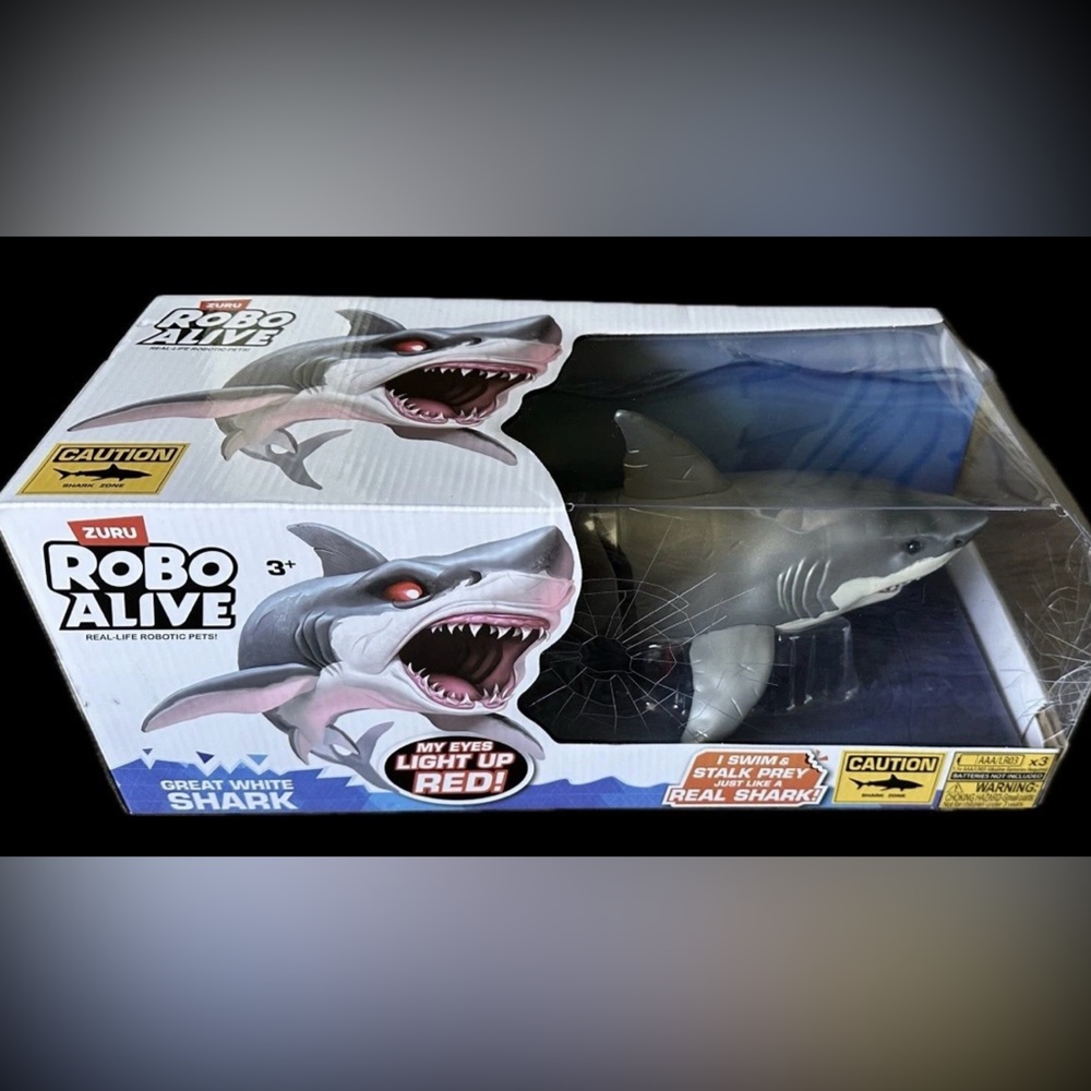 Zuru Robo Alive Great White Robotic Water Activated Shark & Light Up Eyes